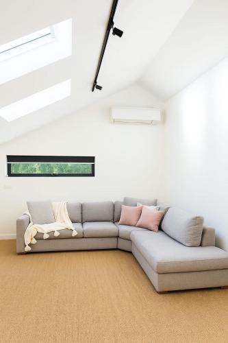 Luxury Family Retreat, Sleep 7, Parking & Garden in Yarraville