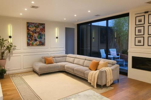 Luxury Family Retreat, Sleep 7, Parking & Garden in Yarraville