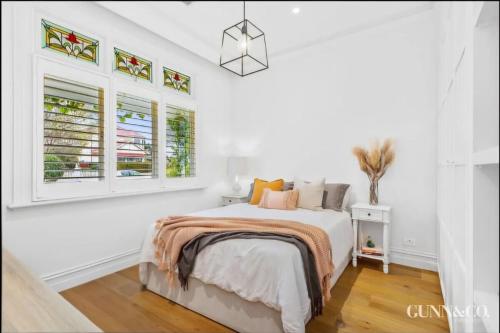 Luxury Family Retreat, Sleep 7, Parking & Garden in Yarraville