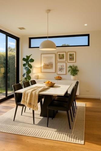 Luxury Family Retreat, Sleep 7, Parking & Garden in Yarraville