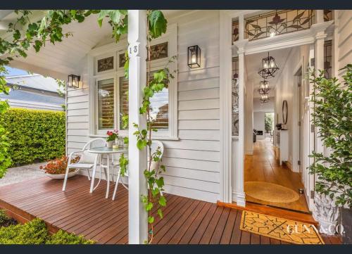 Luxury Family Retreat, Sleep 7, Parking & Garden in Yarraville