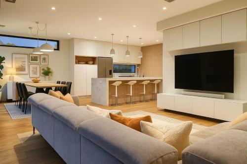 Luxury Family Retreat, Sleep 7, Parking & Garden in Yarraville