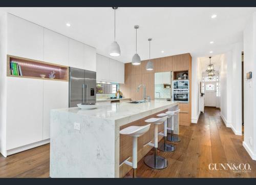Luxury Family Retreat, Sleep 7, Parking & Garden in Yarraville