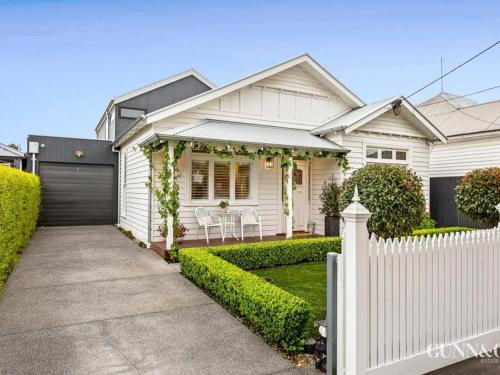 Luxury Family Retreat, Sleep 7, Parking & Garden in Yarraville