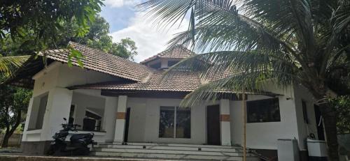 BharathaPuzha Villa