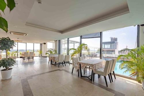 餐厅, 艾伦江景酒店 (Aaron Riverview Hotel) in 万象