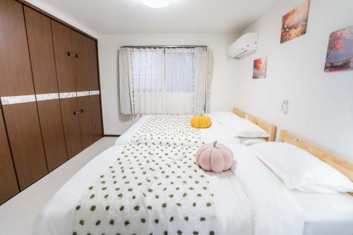 102Room,Free parking just a 7-minute walk from Koiwa tram stop This spacious 75-square-meter flats features two large bedrooms and can accommodate up to seven guests