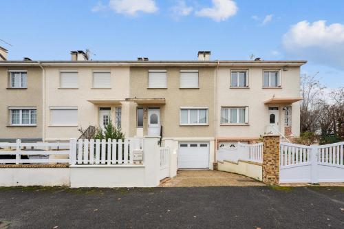 Зовнішній вигляд готелю, Chic house with a master suite, parking, terrace, and garden in Ербле