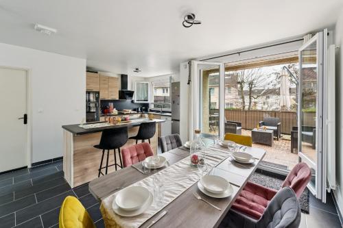 кухня, Chic house with a master suite, parking, terrace, and garden in Ербле