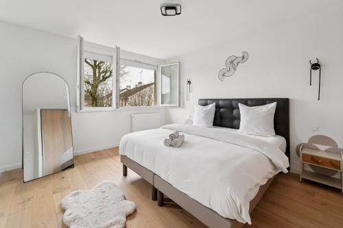 Chic house with a master suite, parking, terrace, and garden in Ербле
