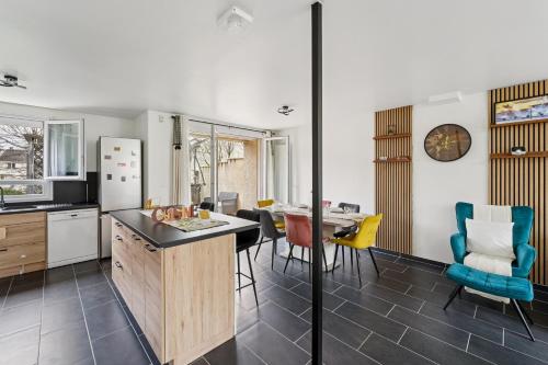 кухня, Chic house with a master suite, parking, terrace, and garden in Ербле