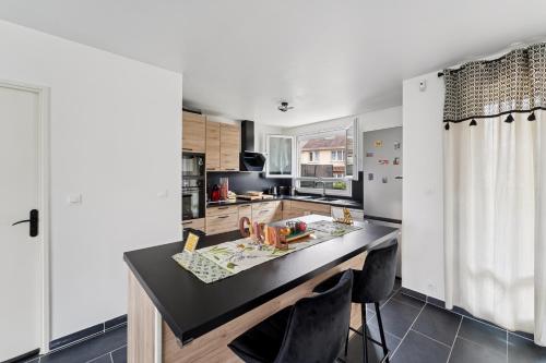 кухня, Chic house with a master suite, parking, terrace, and garden in Ербле