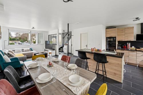 кухня, Chic house with a master suite, parking, terrace, and garden in Ербле