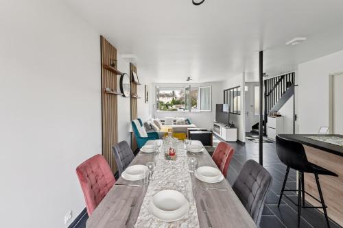 Вітальня, Chic house with a master suite, parking, terrace, and garden in Ербле