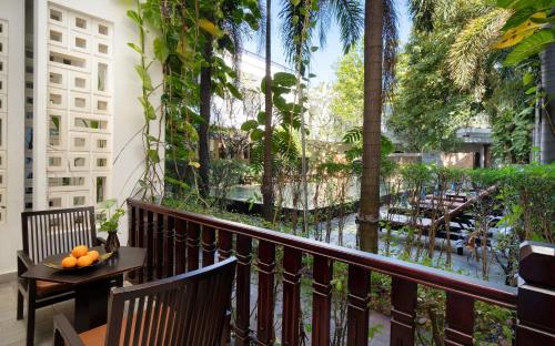 Suite, pool view, balcony