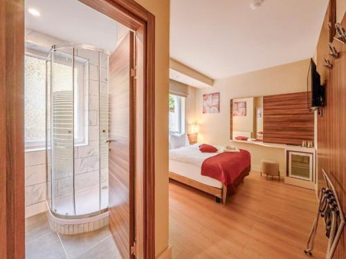 1 queen bed