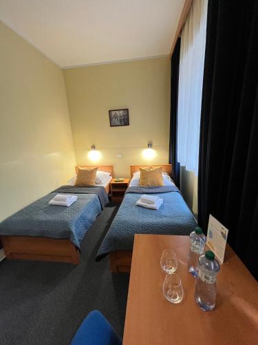 2 twin beds