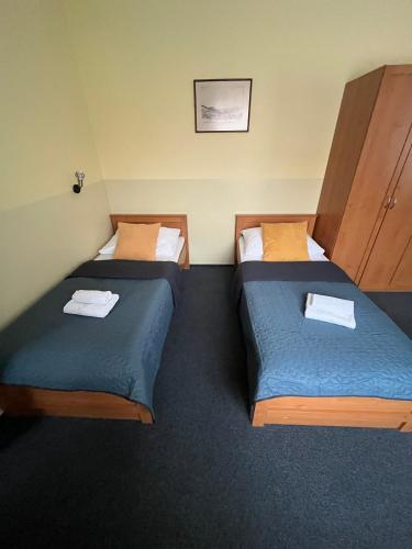 1 double bed, 2 twin beds