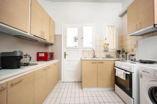 Diakou 38 Sunny cozy 3bd apt just a min away to Acropolis - image 12