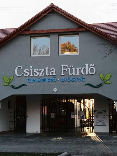 Fenyőházak (Fenyohazak) in Buzsak