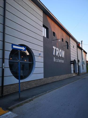 . Restoran Tron