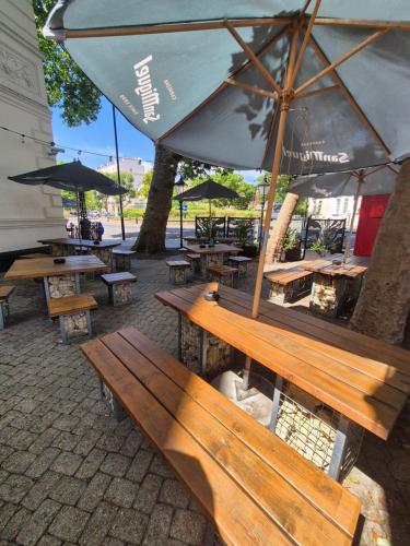 The Warrington – London