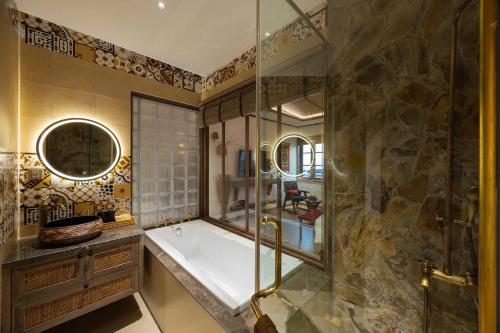 room detail thumbnail 2