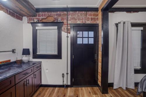 Downtown Rustic KY Retreat Columbia House Unit B - main image