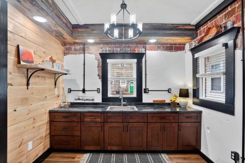 Downtown Rustic KY Retreat, Columbia House Unit B in Somerset (Kentucky)