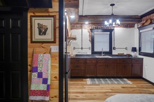 Downtown Rustic KY Retreat, Columbia House Unit B in Somerset (Kentucky)
