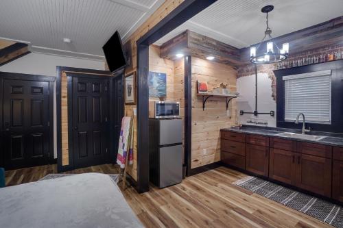 Downtown Rustic KY Retreat, Columbia House Unit B in Somerset (Kentucky)