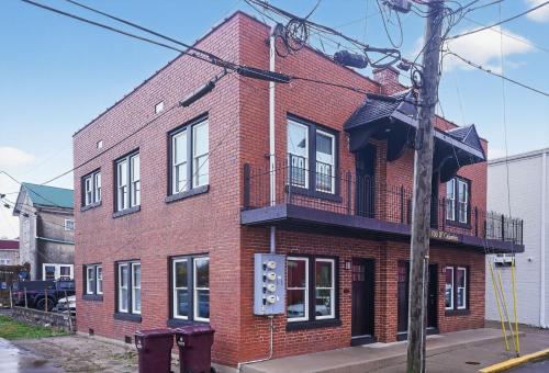 Downtown Rustic KY Retreat, Columbia House Unit B in Somerset (Kentucky)