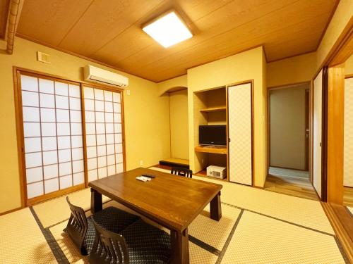 room detail thumbnail 2