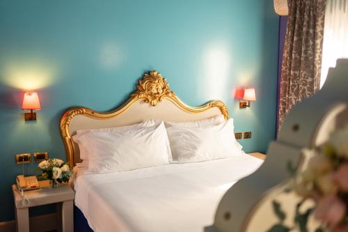 1 queen bed, 1 twin bed