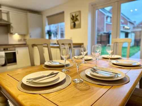 4 Bed - Parking - Fast WiFi - Desk - M6 M61 links - Pets in St Ambrose