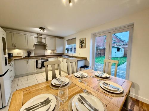 4 Bed - Parking - Fast WiFi - Desk - M6 M61 links - Pets in St Ambrose