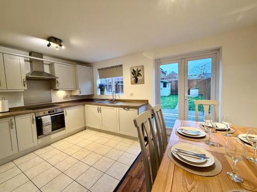 4 Bed - Parking - Fast WiFi - Desk - M6 M61 links - Pets in St Ambrose