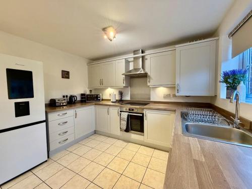 4 Bed - Parking - Fast WiFi - Desk - M6 M61 links - Pets in St Ambrose