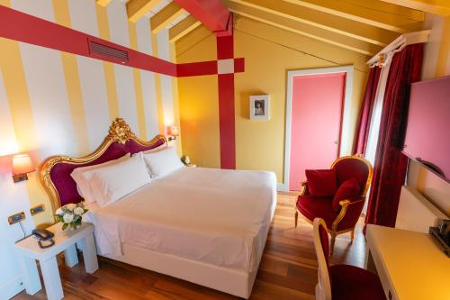1 queen bed, 1 twin bed