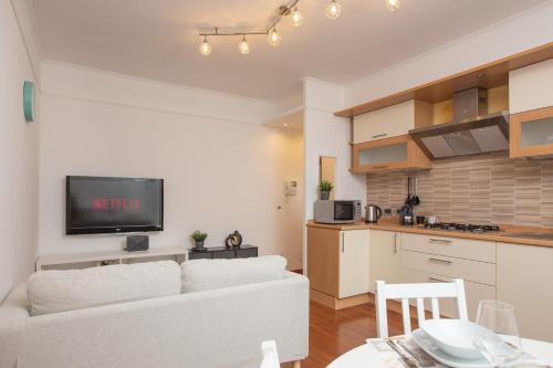 Koplietošanas atpūtas telpa ar TV, ArtStay Apt near Rho Fiera, Pool, Parking in Settimo Milanese