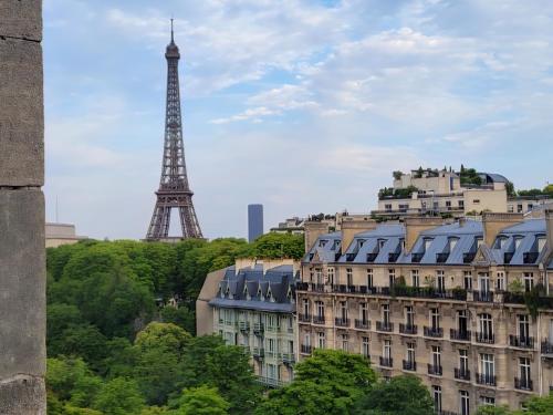 Cozy studio with a view of the Eiffel Tower