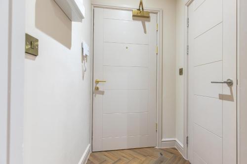 Leeds City Luxe Apartment with Parking 8 mins to station! - image 5