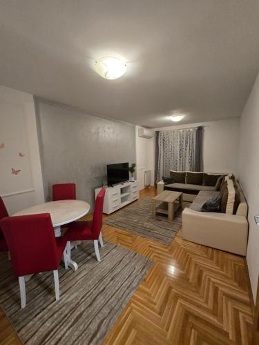 Rejjan Apartments-Spacious 2BR Apartment for 7, Free Parking, Tram to Old Town
