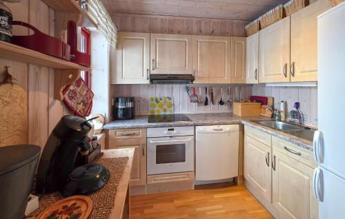 kuchyně, Amazing Apartment In Edland With House Sea View in Edland