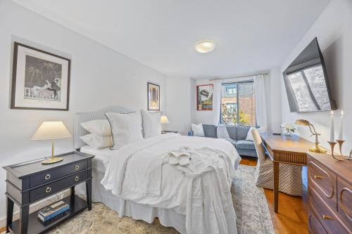 Guestroom, Chelsea 1BR in Shared Apt with Laundry and Rooftop in New York (NY)