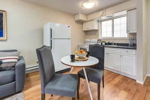 Cocina, Cozy Condo in the Heart of Canmore in Canmore (AB)