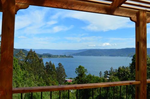 Cabaña con vista al mar y bosque nativo