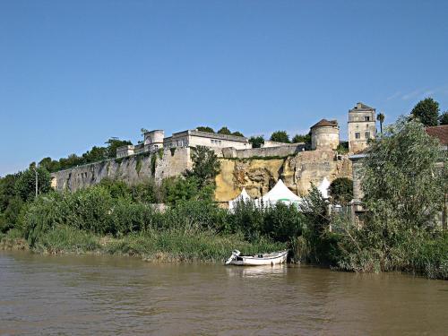 Belle maison de 1800 au centre de Bourg in 博爾