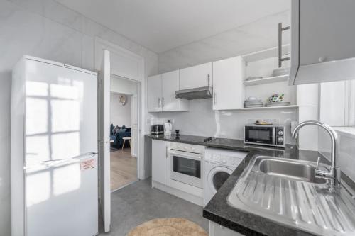 Luxurious 2 Bed 2 Bath - image 2