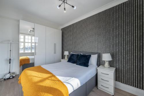 Luxurious 2 Bed 2 Bath - image 14